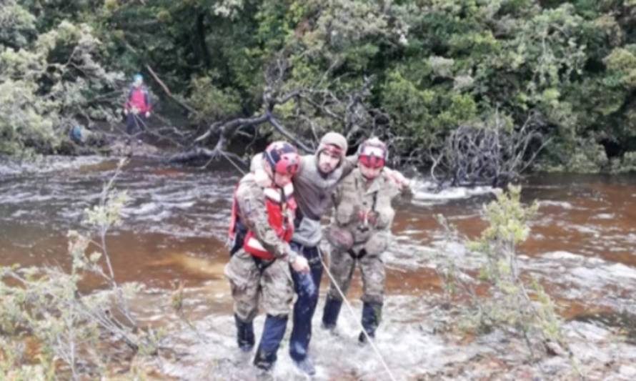 Personal de la Fuerza Aérea logró rescatar a dos personas que se encontraban aisladas en el parque de Chiloé 