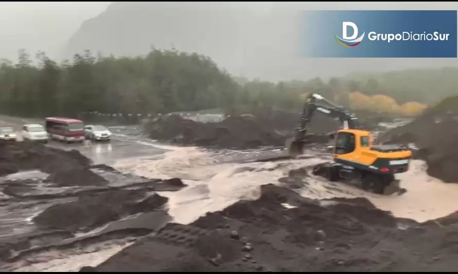 Alud de barro en ruta a Petrohué, desborde de ríos y cortes de electricidad son las consecuencias del temporal este domingo