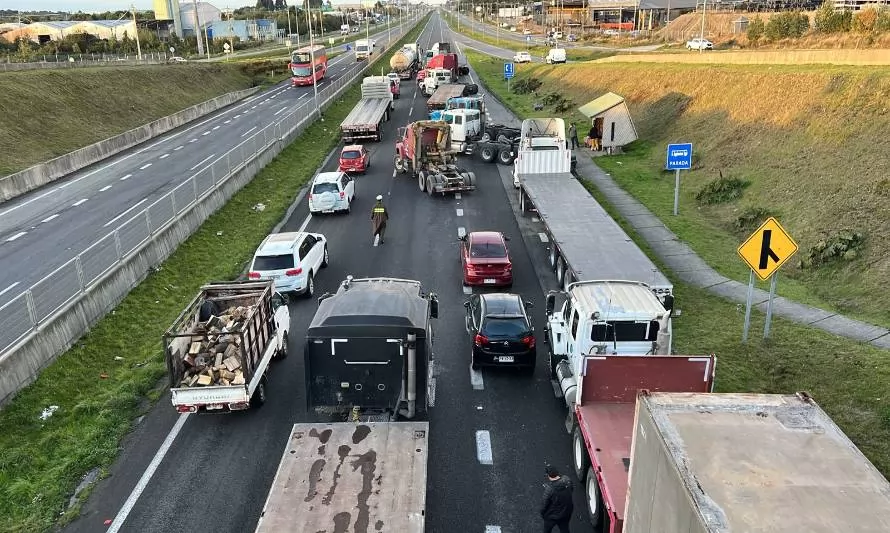 Camioneros mantienen movilización en ruta del Canal pese a haber hablado con delegada presidencial 