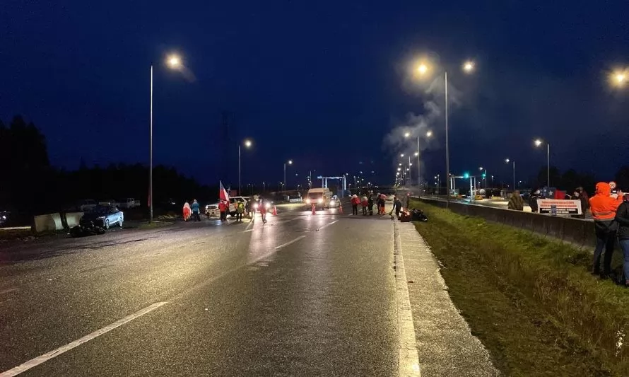 Corte de ruta en protesta por modificación de Ley Lafkenche dificulta el tránsito desde y hacia Chiloé