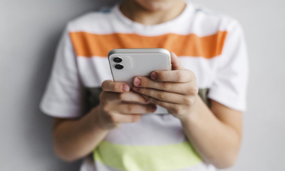 Niños chilenos reciben a los 8 años su primer teléfono móvil