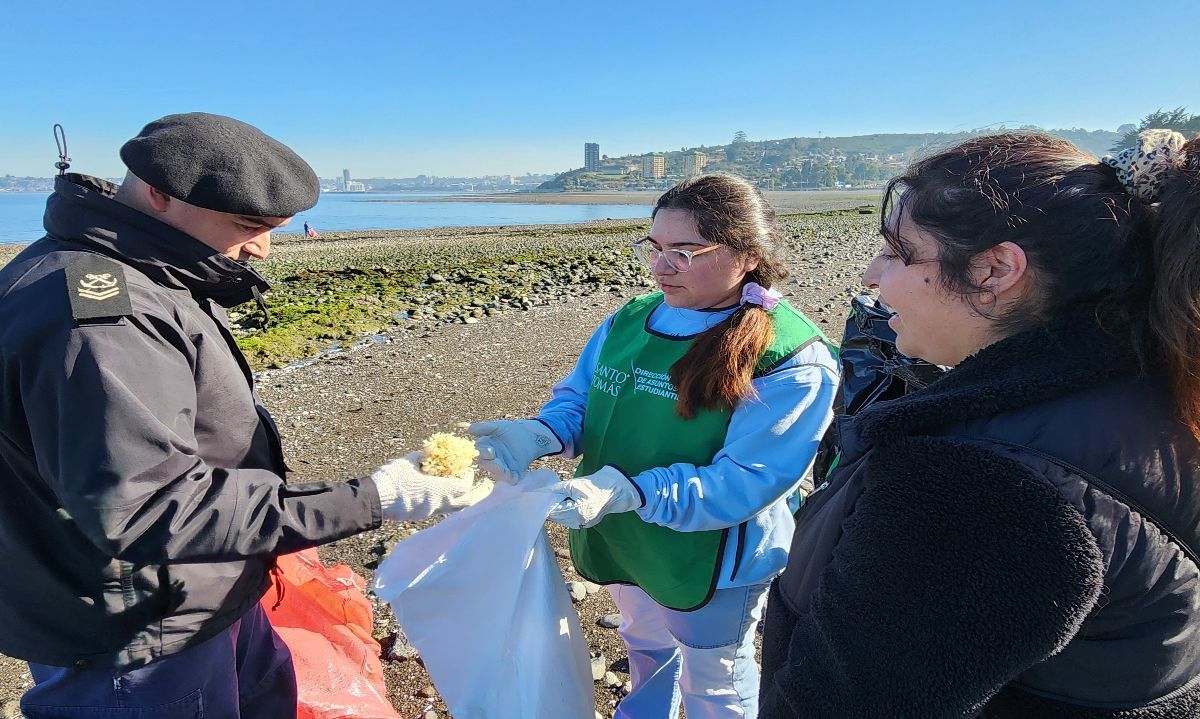 Mechoneo Solidario Santo Tomás: estudiantes realizaron limpieza de playas en Puerto Montt