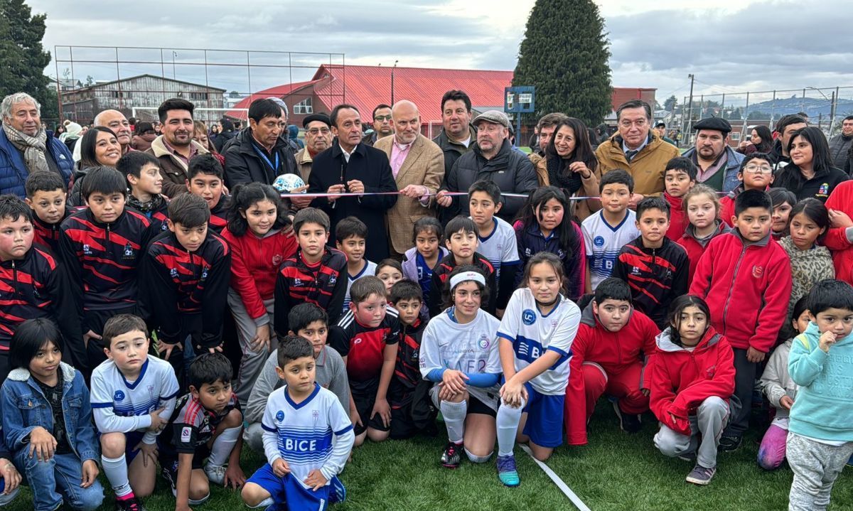Ministro Pizarro compartió con 200 niños y niñas en la inauguración de obras de conservación de la cancha sintética de Dalcahue