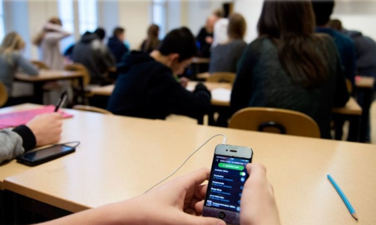 Regulación del uso de celulares en aulas: destacan beneficios para el aprendizaje y la conducta escolar