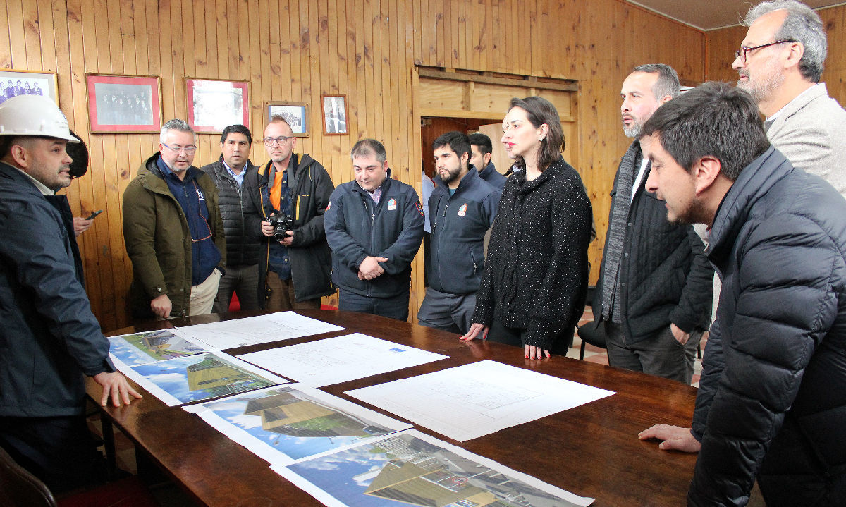 Gobernador Vallespín visitó Octava Compañía de Bomberos de Puerto Montt y conoció detalles de la futura construcción de su nuevo cuartel