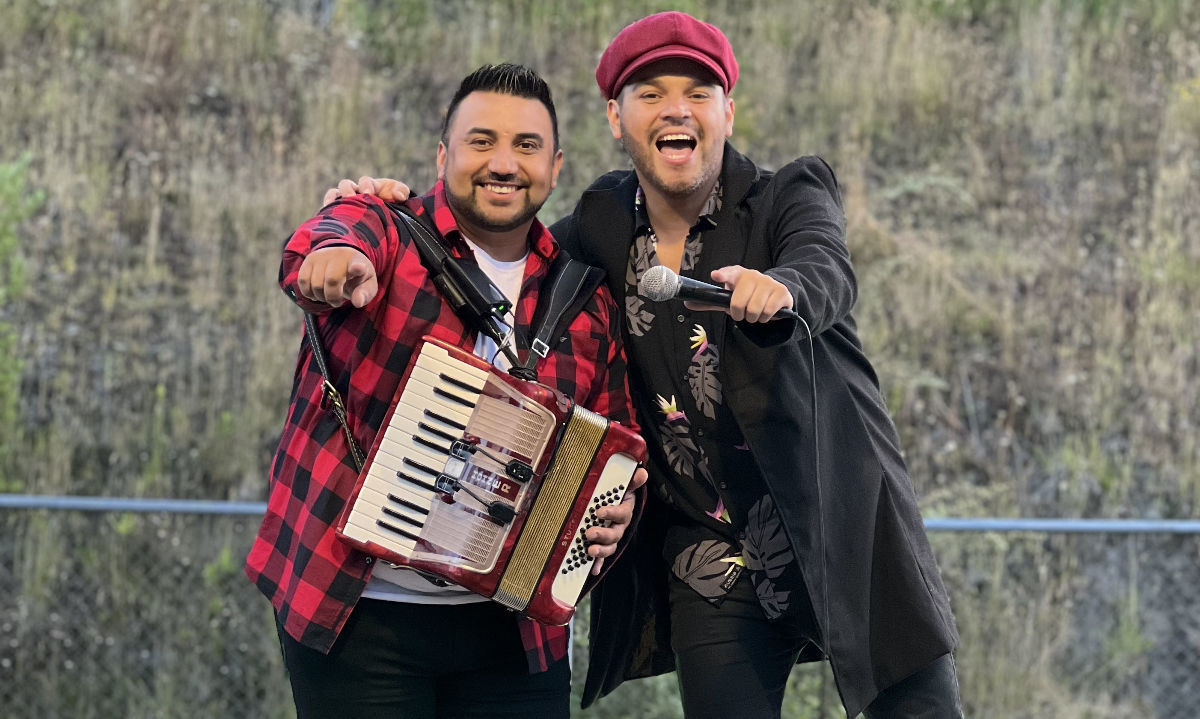 Dúo osornino que se luce con tributo a “Los Vásquez”  llega a Dreams