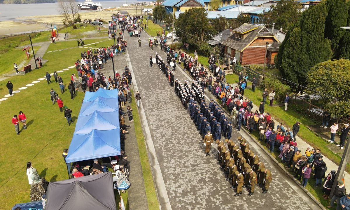 Hualaihué celebró su 45° aniversario con desfile y emotivos reconocimientos