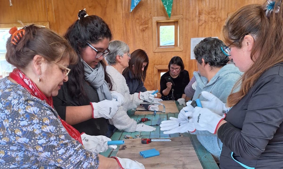 Cerca de 50 mujeres se capacitan en curso de gasfitería domiciliario que se realiza en Ancud