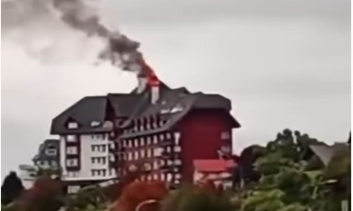 Incendio en el hotel Cumbres debió combatirse con bomberos de Puerto Varas y Puerto Montt