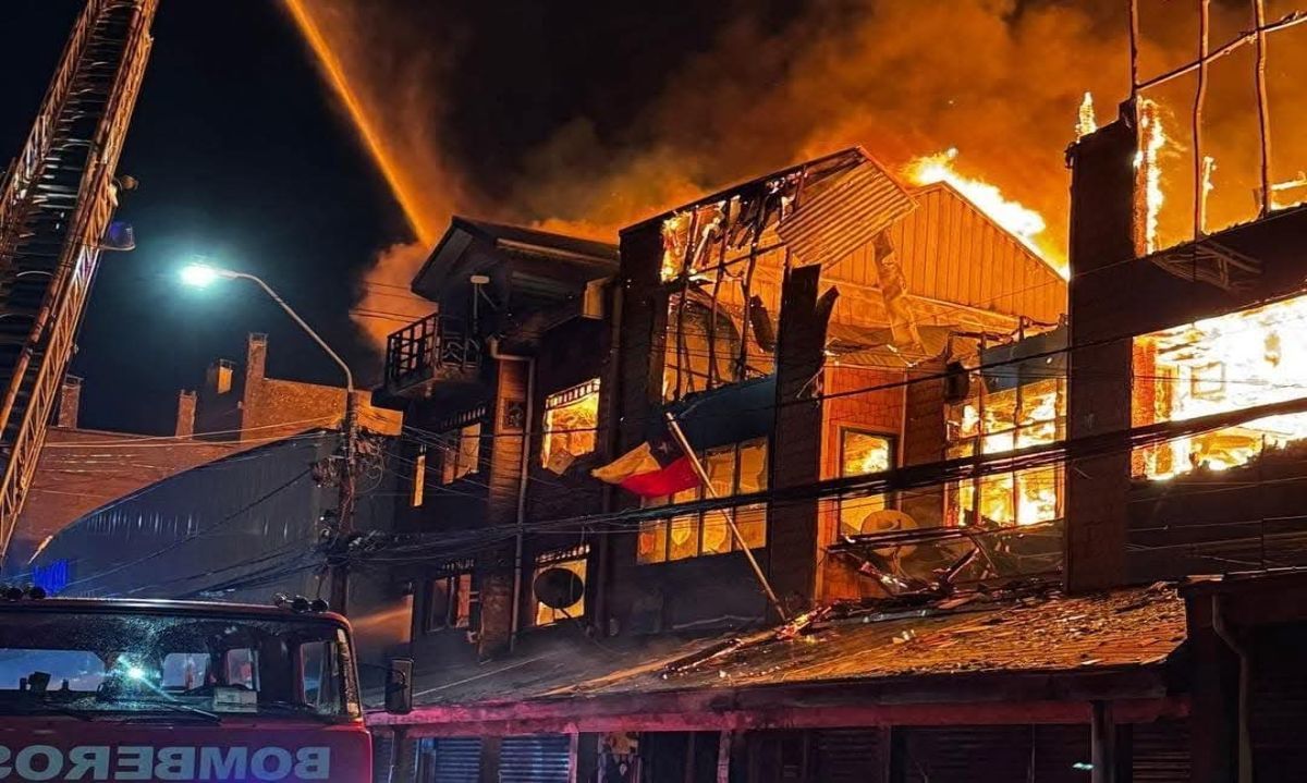 Trágico incendio arrasa con cuadra histórica en Ancud